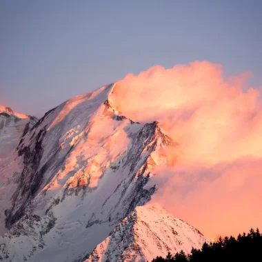 gros plan arrete aiguille bionnassay soleil couchant nuage rose