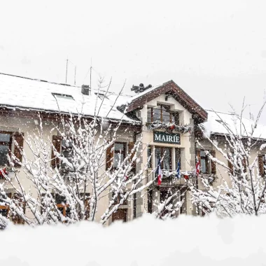 Ayuntamiento de Combloux bajo la nieve