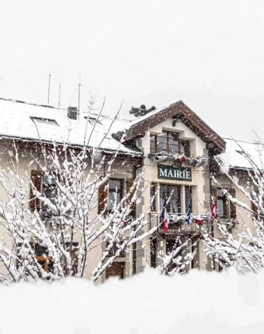 Ayuntamiento de Combloux bajo la nieve