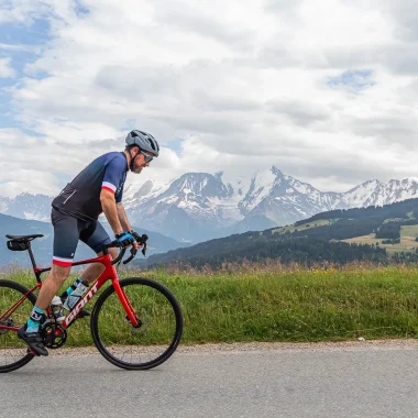 Ciclista en bicicleta de carretera frente al Mont-Blanc en Combloux