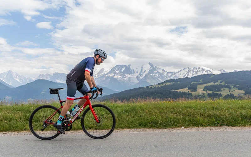 Ciclista en bicicleta de carretera frente al Mont-Blanc en Combloux