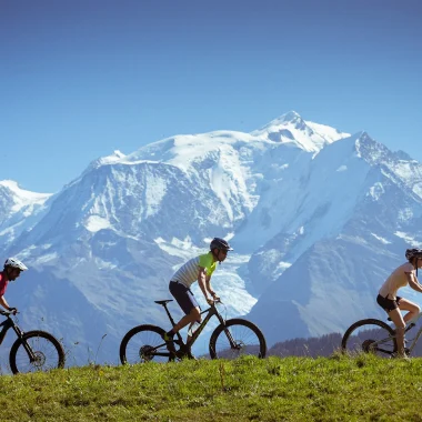 3 people on mountain bikes in front of Mont-Blanc in Combloux
