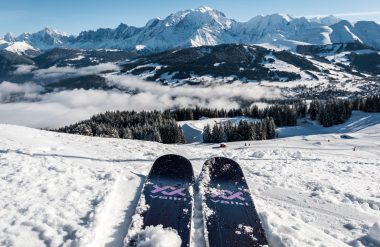 Esquiar sobre nieve polvo frente al Mont Blanc