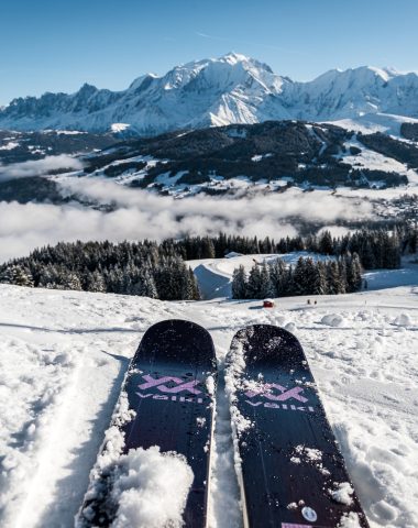 Skiing on powder facing Mont Blanc