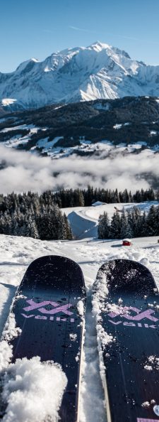 Ski sur de la poudreuse face au mont-blanc