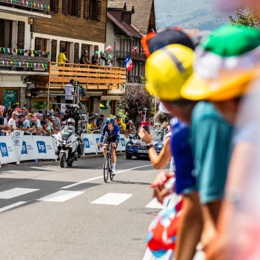 Tour de France 2023 foule applaudissant arrivée coureur
