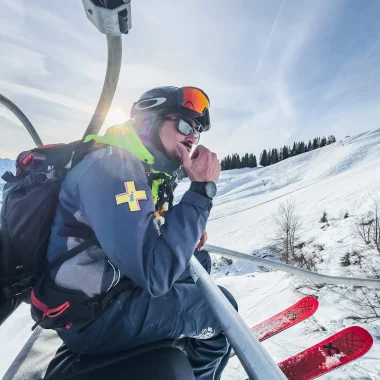 Rastreador de rescate en el telesilla Portes du Mont-Blanc