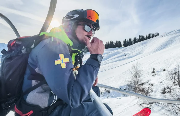 Rastreador de rescate en el telesilla Portes du Mont-Blanc