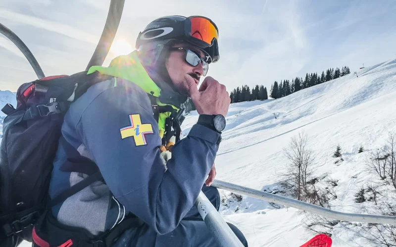 Rastreador de rescate en el telesilla Portes du Mont-Blanc