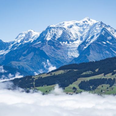 Mont-Blanc en été avec mer de nuages depuis Combloux