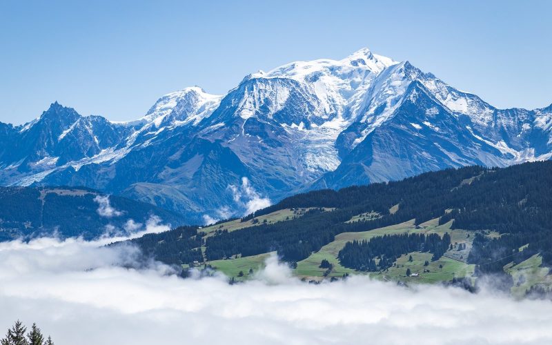 Mont-Blanc en été avec mer de nuages depuis Combloux