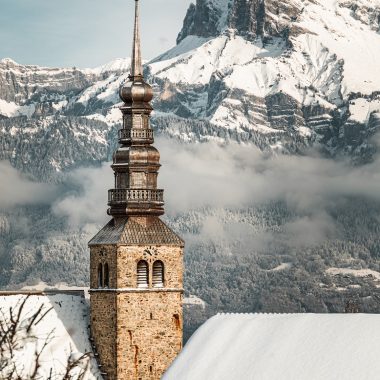 Iglesia vista Fiz nieve Combloux