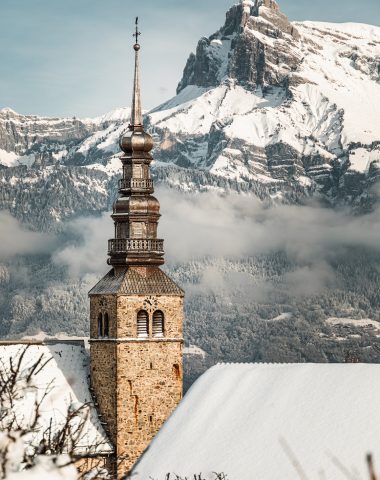 Iglesia vista Fiz nieve Combloux