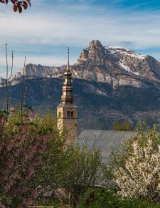 Campanario de la Iglesia de Combloux en primavera