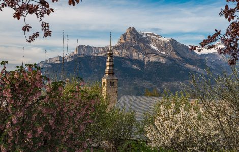 Campanario de la Iglesia de Combloux en primavera