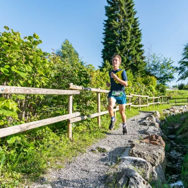 Homme courant sur les sentiers de Combloux