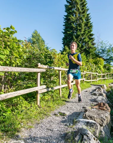 Homme courant sur les sentiers de Combloux