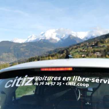 Voiture Citiz face au Mont-Blanc