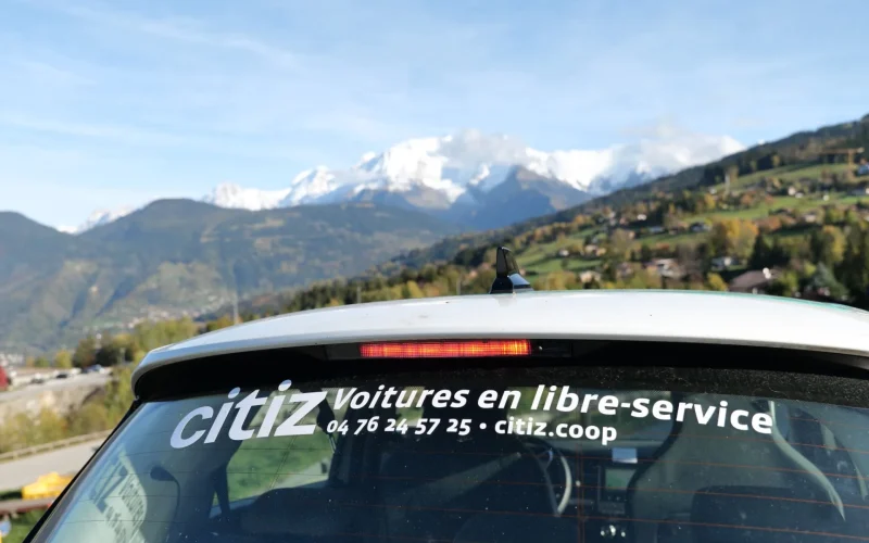 Voiture Citiz face au Mont-Blanc