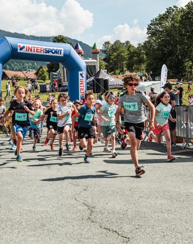 Salida de la carrera infantil Comblorane