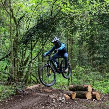 Recorrido de enduro en bicicleta de montaña por los senderos del Mont-Blanc