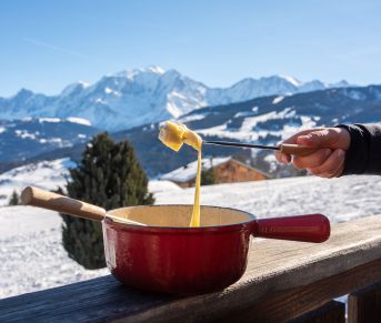 Caquelon de fondue devant le Mont-Blanc à Combloux