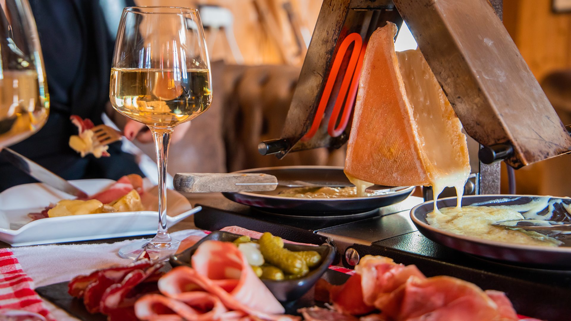 Raclette sur une table de restaurant à Combloux