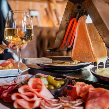 Raclette sur une table de restaurant à Combloux