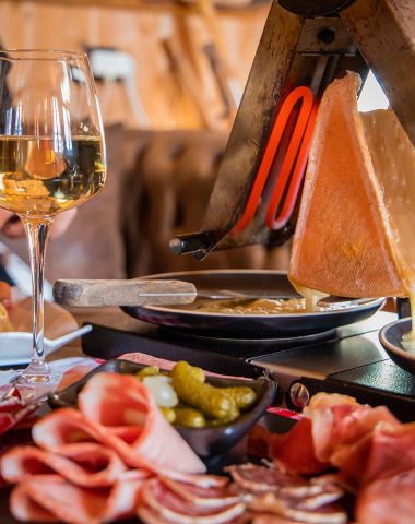 Raclette sur une table de restaurant à Combloux