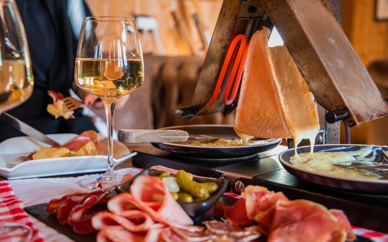 Raclette en una mesa de restaurante en Combloux