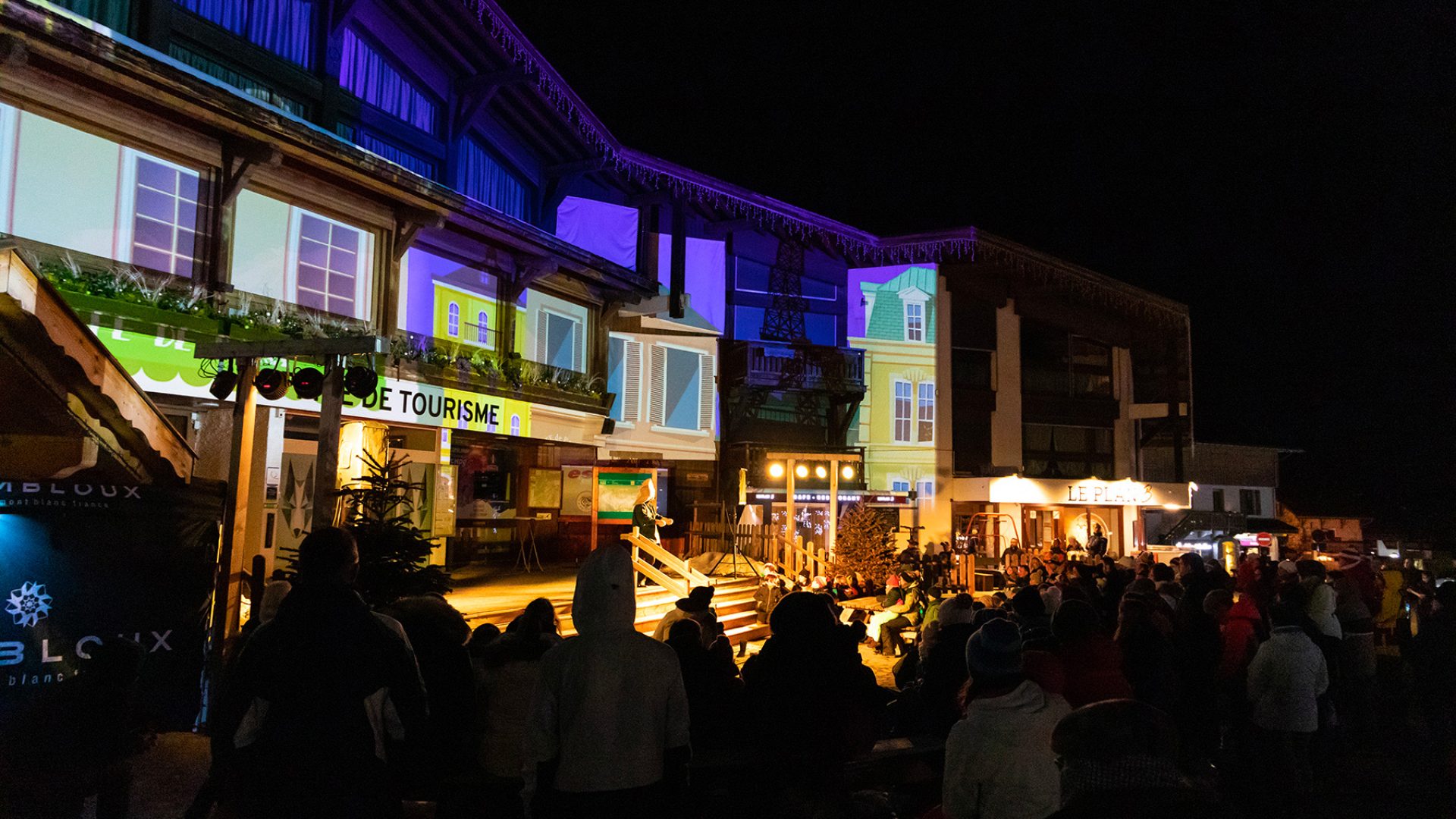 family crowd in front of night show legendes combloux