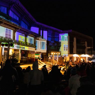 family crowd in front of night show legendes combloux