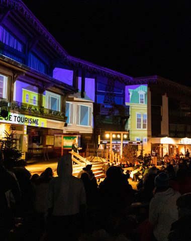 family crowd in front of night show legendes combloux