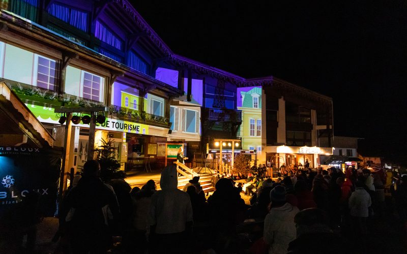 family crowd in front of night show legendes combloux