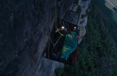 Lo probamos para ti: una noche en un acantilado con NEO Mountain
