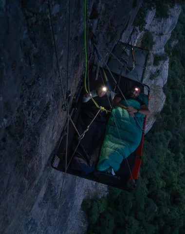 On a testé pour vous : la nuit en falaise avec NEO Mountain