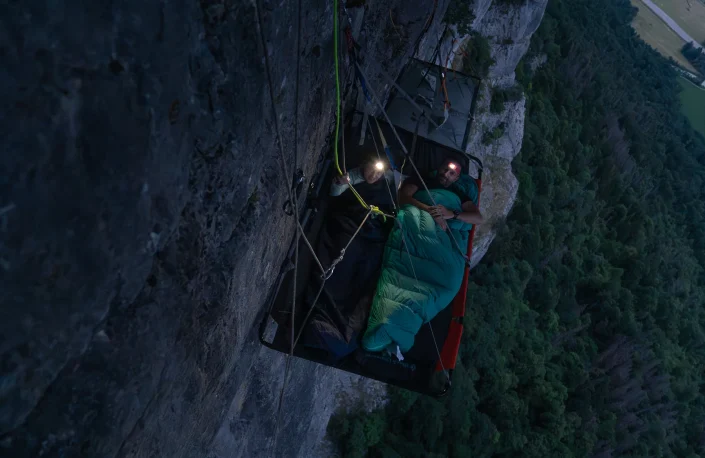 On a testé pour vous : la nuit en falaise avec NEO Mountain