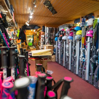 Esquís y bastones: alquiler de material