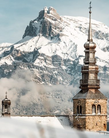 Campanario de la iglesia de Combloux en un paisaje nevado