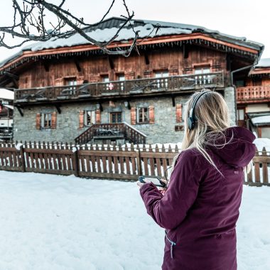 Personne avec tabelle pour visite numérique village hiver