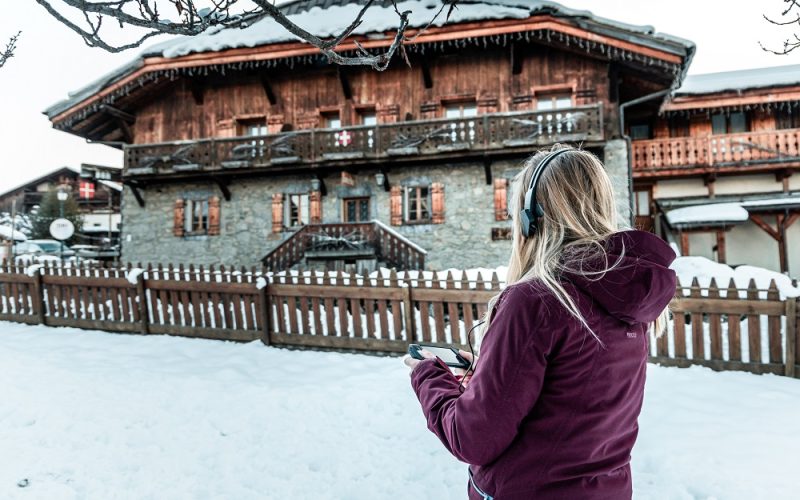 Personne avec tabelle pour visite numérique village hiver