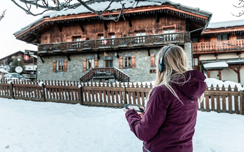 Persona con mesa para visita digital al pueblo invernal