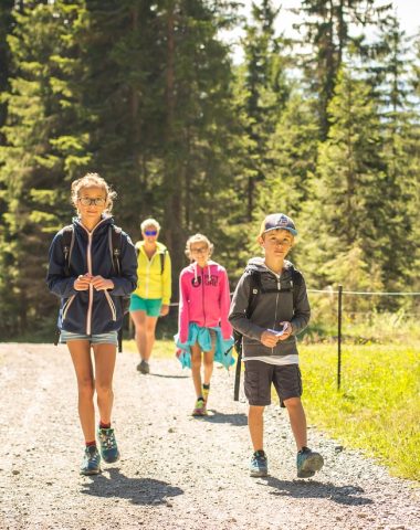 Enfants sur chemin