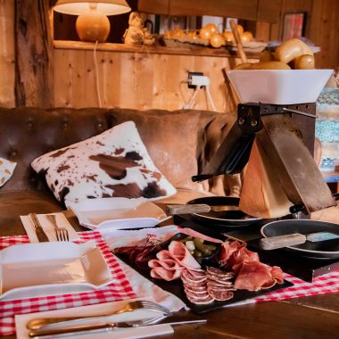 Table dressée avec une raclette au restaurant