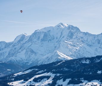 Montgolfière volant devant le Mont-Blanc