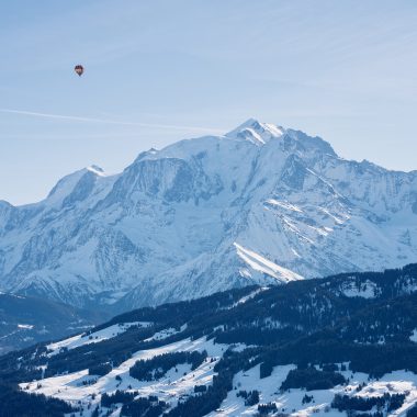 Globo aerostático volando frente al Mont Blanc