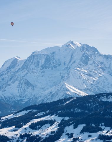 Globo aerostático volando frente al Mont Blanc