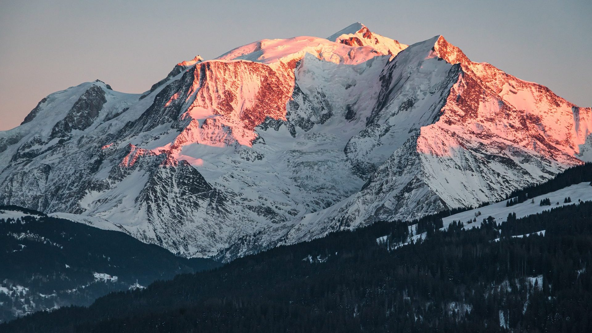 Coucher de soleil hivernal sur le Mont-Blanc à Combloux