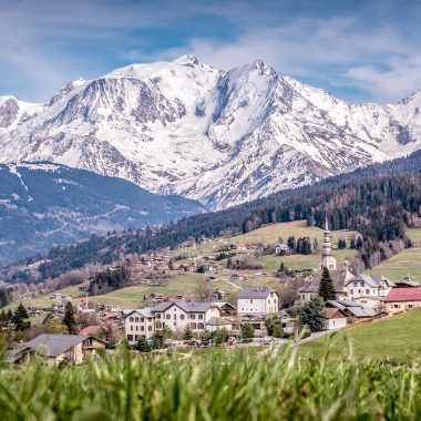 Pueblo de Combloux en primavera con el Mont-Blanc al fondo