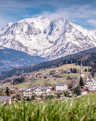 Pueblo de Combloux en primavera con el Mont-Blanc al fondo